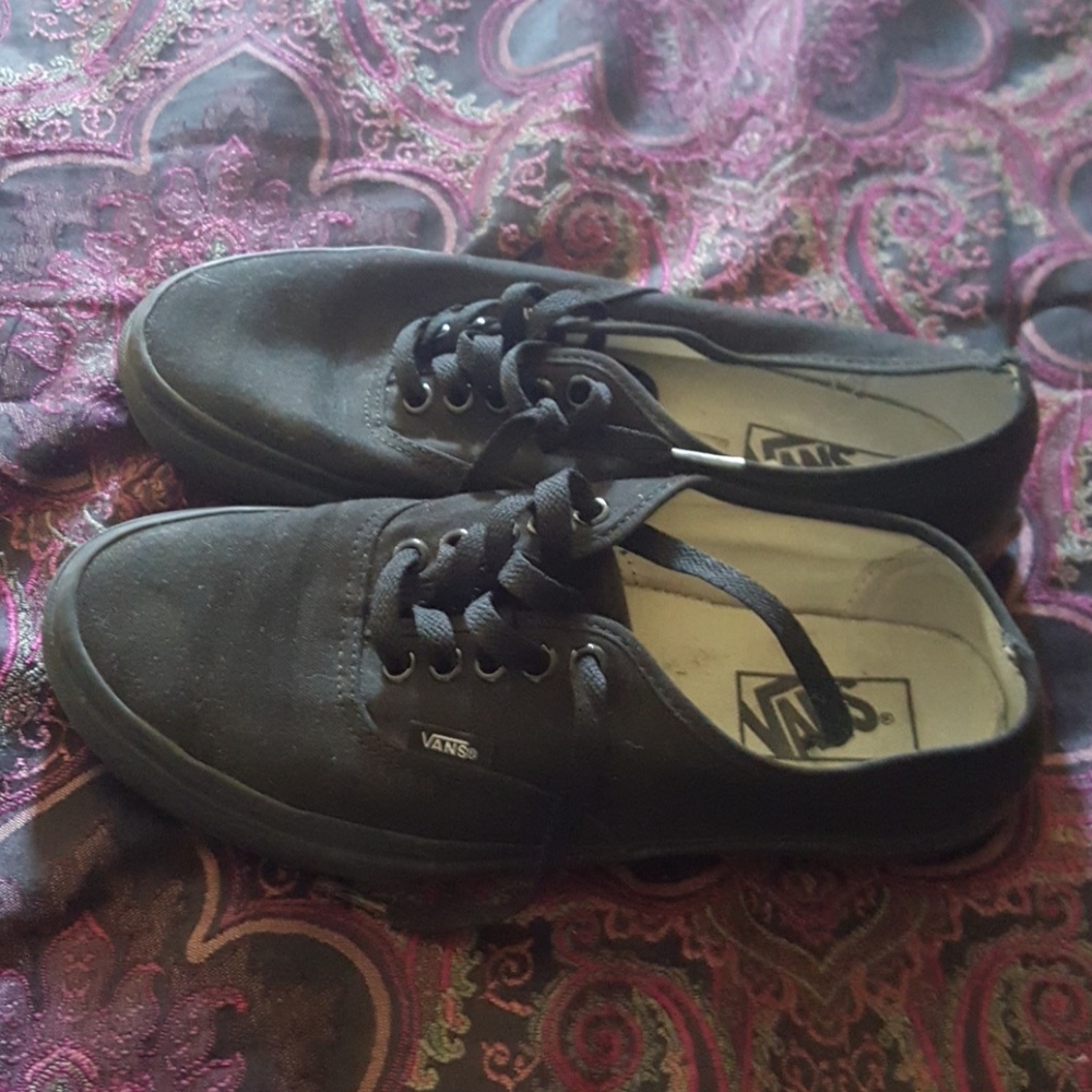 Tennis shoes